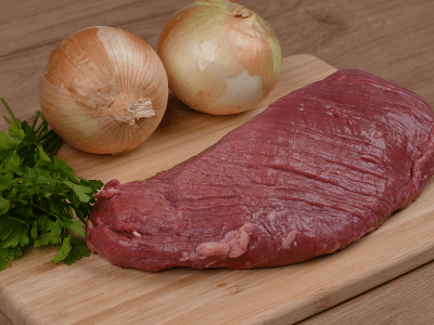 Carne con cebollas al horno