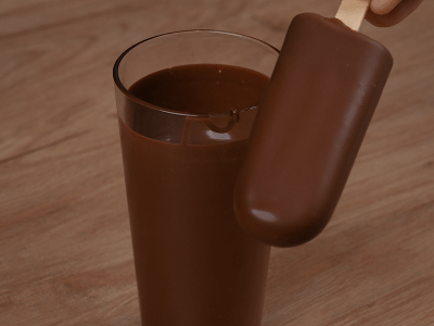 Paleta de leche con glaseado de chocolate