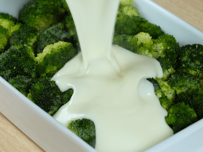 Brócoli con pollo en salsa blanca 