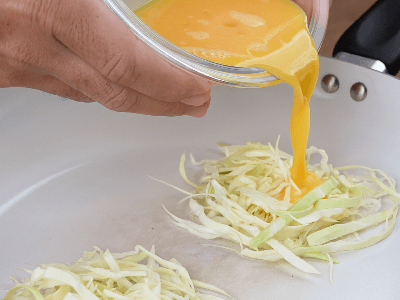Lanche de omelete com Repolho