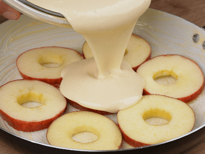 Pastel de manzana en la sartén