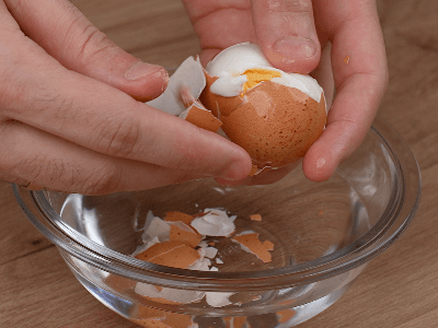 Cómo pelar los huevos duros