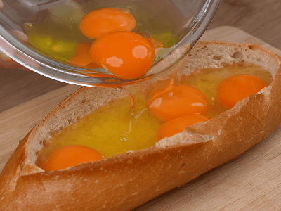 Pan relleno con huevos y tocino