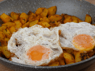 Batatas com Ovos Fritos