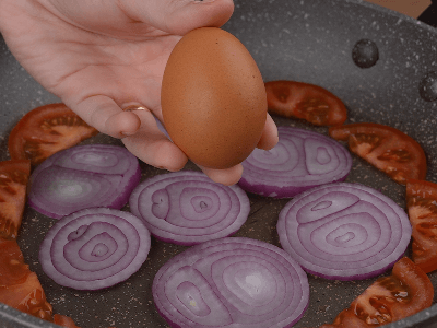 Omelete com Cebola e Tomate