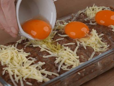 Carne molida al horno con huevos y queso