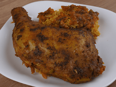 Pollo asado con arroz sazonado