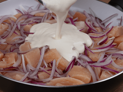 Chicken with Onion and Milk