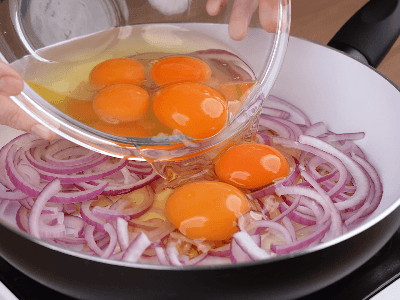 Omelete com Cebola Roxa e Salsicha