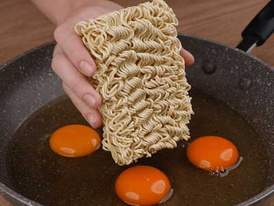 Cheesy Instant Noodles in Tomato Sauce
