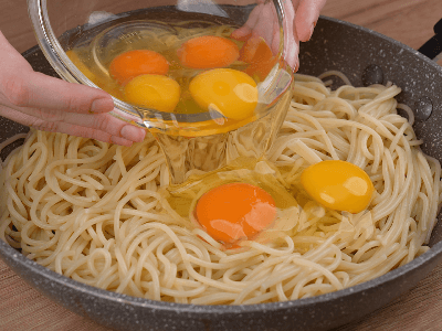 Espaguetis con huevos y panceta