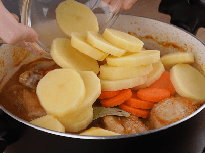 Muslo y sobremuslo cocinados con verduras