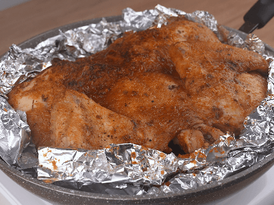 Pollo frito horneado en la sartén