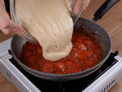 Pastel de sartén con almíbar de fresa