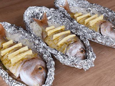 Pescado al horno con mantequilla y cebolla