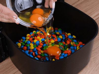 Bolo de M&M's na Air Fryer