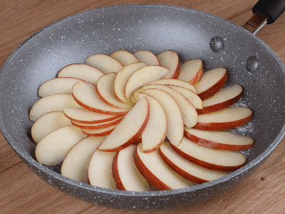 Tarta de manzana a la sartén con caramelo