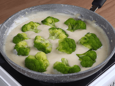 One Skillet Broccoli with White Sauce