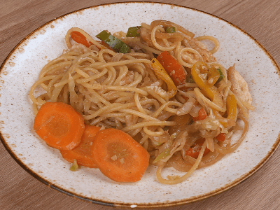 Macarrão com Frango e Legumes