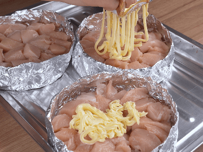 Pollo con mantequilla en papel de aluminio