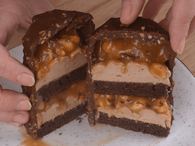 Tazas de chocolate con caramelo y maní