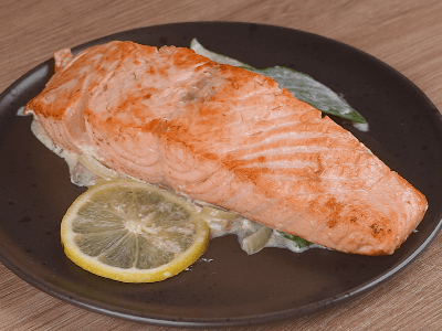 Salmón con cebolla y espinacas