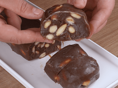 Rollo de chocolate con almendras