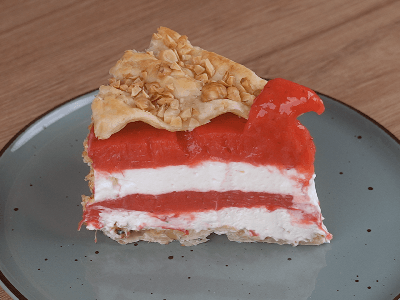 Tarta de fresas y avellanas con hojaldre