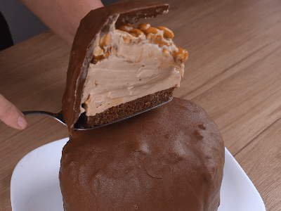 Cáscara de chocolate rellena de caramelo y maní