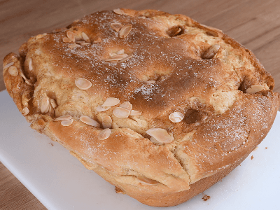 Pan con mantequilla y almendras fileteadas