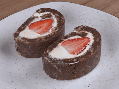 Rollo de chocolate con fresa