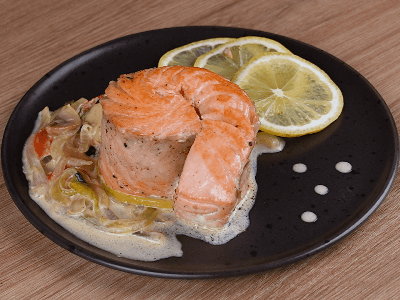 Salmon with Bell Peppers and Lemon Slices