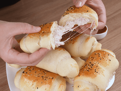 Pan relleno de jamón y queso crema