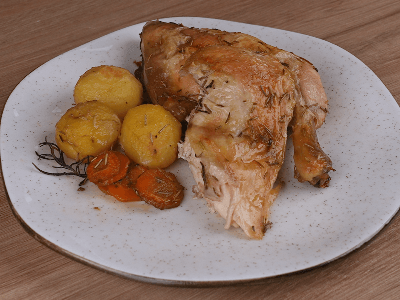 Pollo asado con mantequilla y verduras