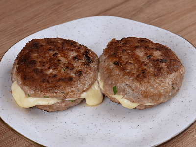 Hamburguesa casera rellena de queso