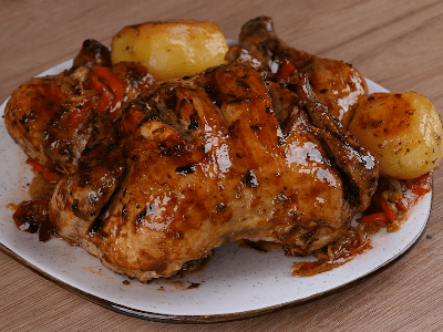 Pollo asado con pimientos y papas