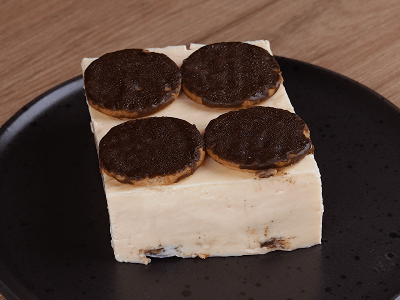 Postre de crema de galletas de chocolate