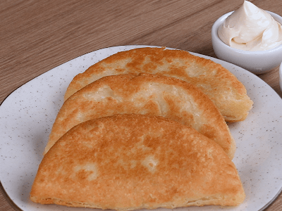 Empanada rellena con tocino y queso