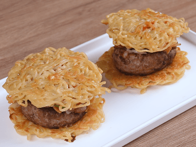 Lanche de Hambúrguer com Miojo