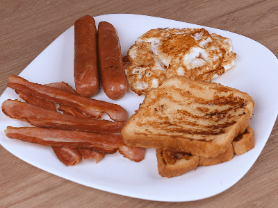 Pão com Ovos, Bacon e Salsichas