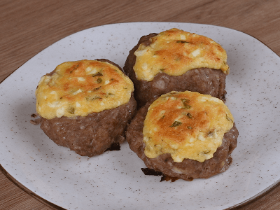 Bocadillos de carne rellenas de huevos y queso