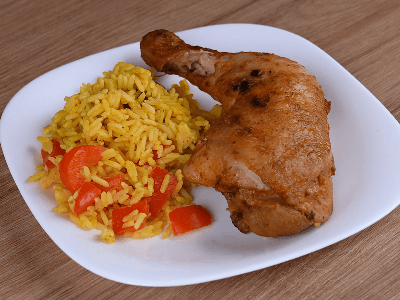 Muslos de pollo sazonados con arroz