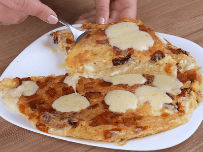 Omelete de Macarrão com Queijo e Bacon