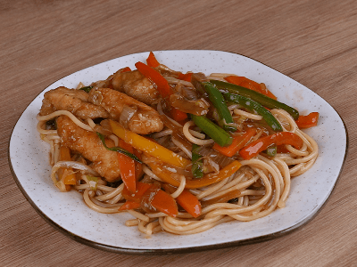 Macarrão com Legumes e Frango
