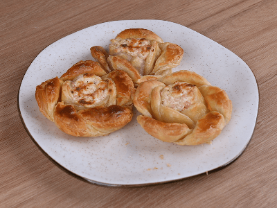 Puff Pastry with Ham and Cheese