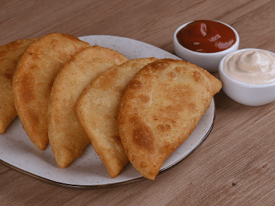 Empanada rellena con jamón y queso