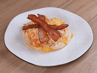 Pan de Sartén con Huevos y Tocino