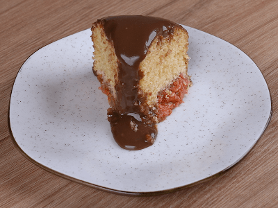 Bolo com Geleia de Goiaba e Chocolate
