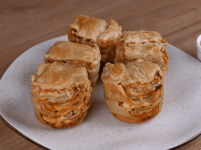 Salgado de Massa Folhada com Queijo e Bacon