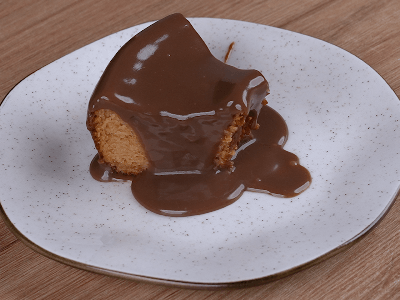 Bolo com Sorvete e Calda Chocolate